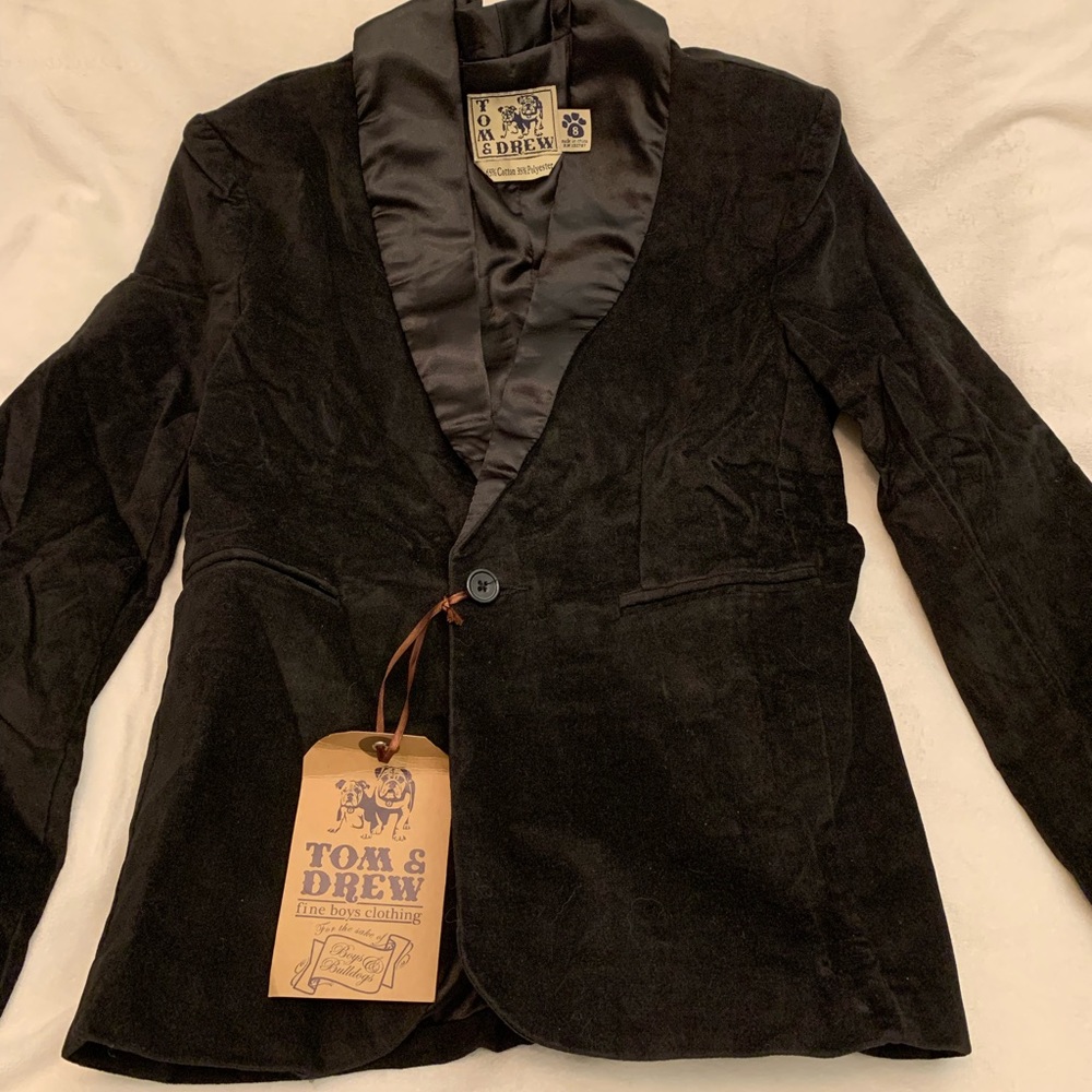 AMAZING Boys SZ.8 BLACK velvet tuxedo jacket. NWT